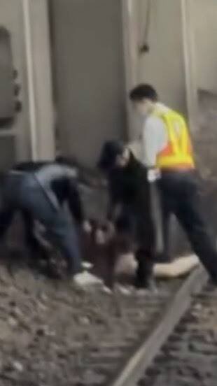 女子落轨，旅客和台铁服务人员前往救援。（记者刘庆侯翻摄自Threads  c.h.o.u）