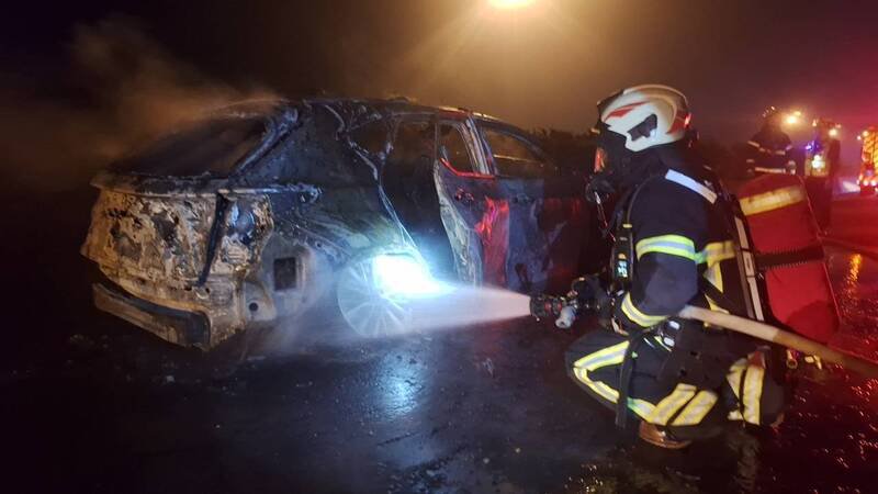 嘉义县消防局人员进行灭火。（嘉义县消防局提供）