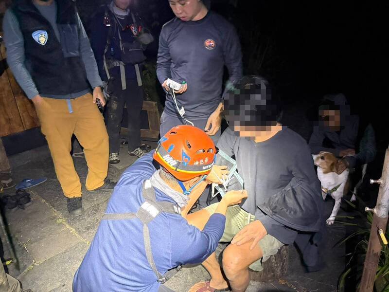 搜救人员帮误食植物民众检测身体。（图由屏东县消防局）