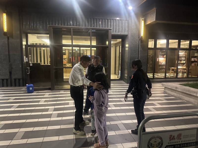 小姊弟趁爸补眠熟睡溜出门，迷途惊魂逾2小时、暖警助返家。（图由警方提供）