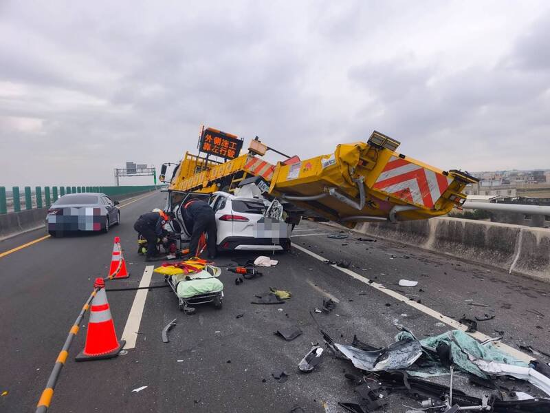 台61线麦寮段今（30日）下午发生车祸，驾驶休旅车的张男直撞工程防撞车车尾后，受困车内失去生命迹象，已送院急救。（民众提供）