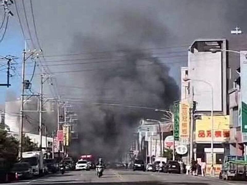 苗栗县头份市中正路一家中古汽车车行，今（30）日上午8点多发生火警，大量黑烟涌散，犹如一堵「黑幕」一度遮蔽道路双向视线。（翻摄脸书我是头份人）