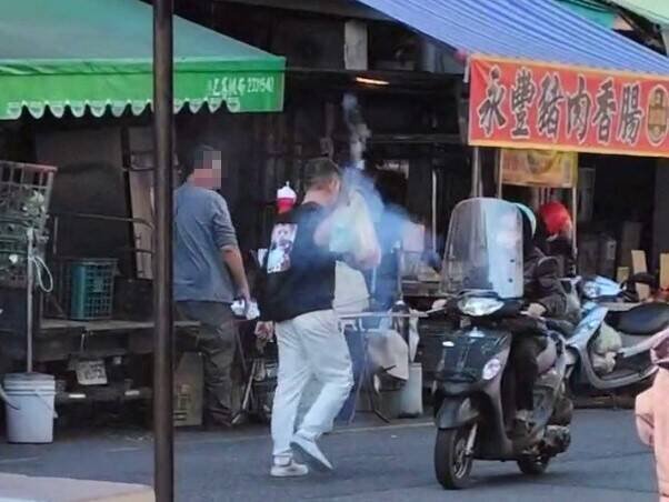 南投草屯大观市场，出现怪客（中）乱放冲天炮「炸街」，辖区警方已展开调查。（图由民众提供）