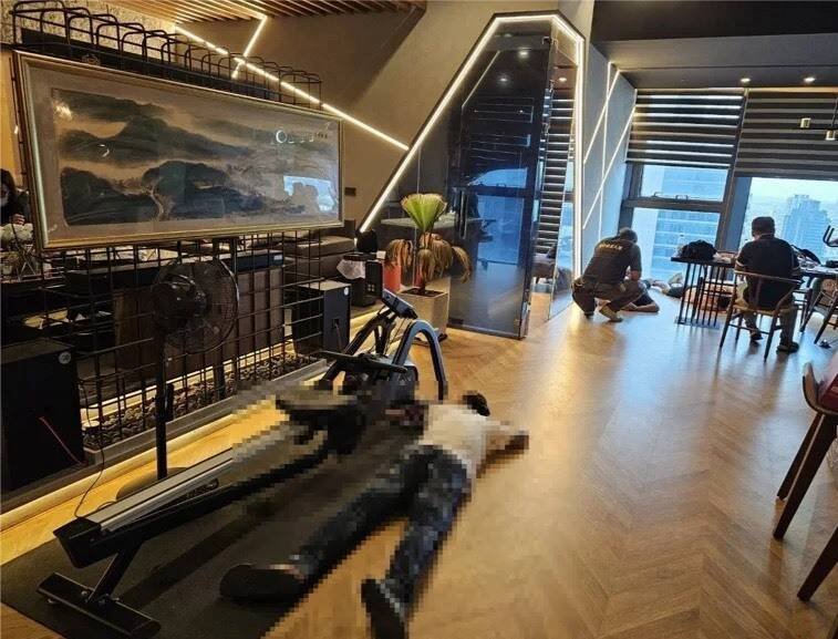 诈骗嫌犯被压制。（警方提供）