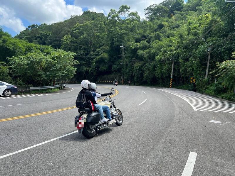 网路盛传台3线重机压车自摔撞电杆影片，大湖警称非近日影片、小心该处易摔。示意图。（警方提供）