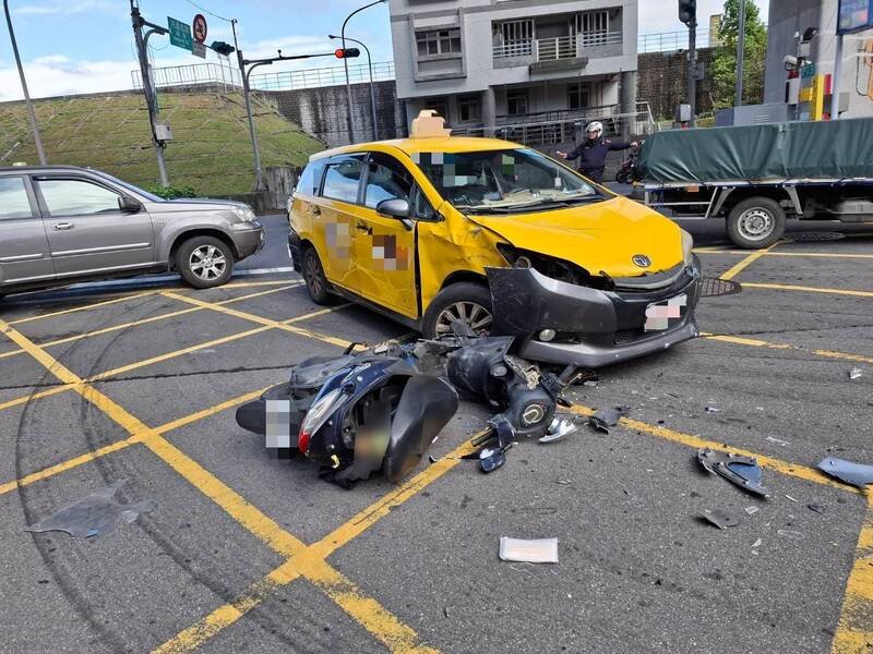新北市三重今天下午惊传死亡车祸，机车骑士伤重身亡、乘客仍在急救，肇事原因与责任仍待厘清。（警方提供）