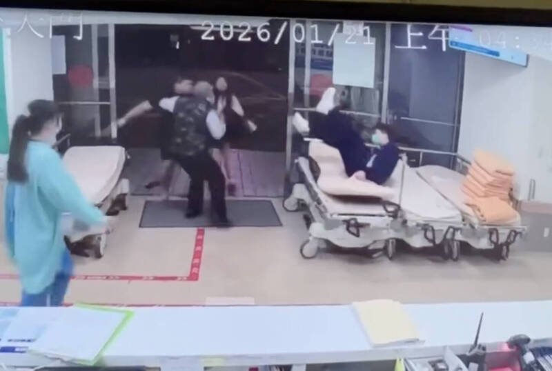 中港澄清医院男护理师（右）遭到患者出拳殴打，这拳出手重到让他跌坐到一旁病床上。（记者蔡淑媛翻摄）