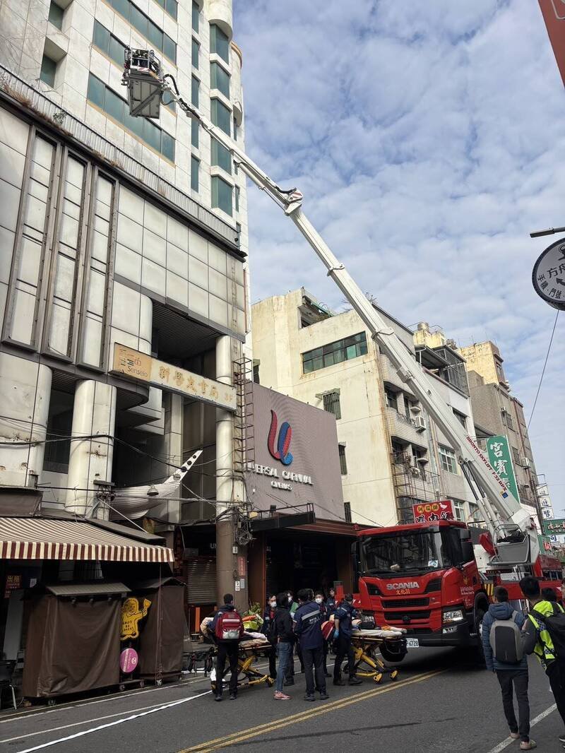 嘉义市消防局今在嘉年华大楼进行救灾演练。（嘉义市消防局提供）