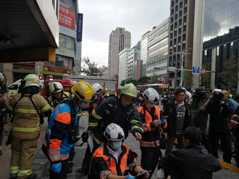 三立新闻台一辆采访车今日下午行经台北市中山区一江街与南京东路口时，因不明原因突然失控冲进路口的彰化银行内。（记者郑景议翻摄）