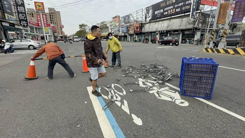 等候捐血的民众看到掉落一地的铁制品，上前帮忙。（民众提供）