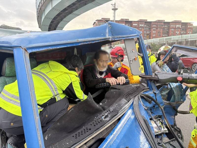 国道1号北上过了东岸高架桥，29号桥上今天下午4时许发生3辆车连环追撞事故，被夹在中间的小发财车，车头严重变形，驾驶一度受困车内，还好意识清楚，送医救治中。（记者林嘉东翻摄）