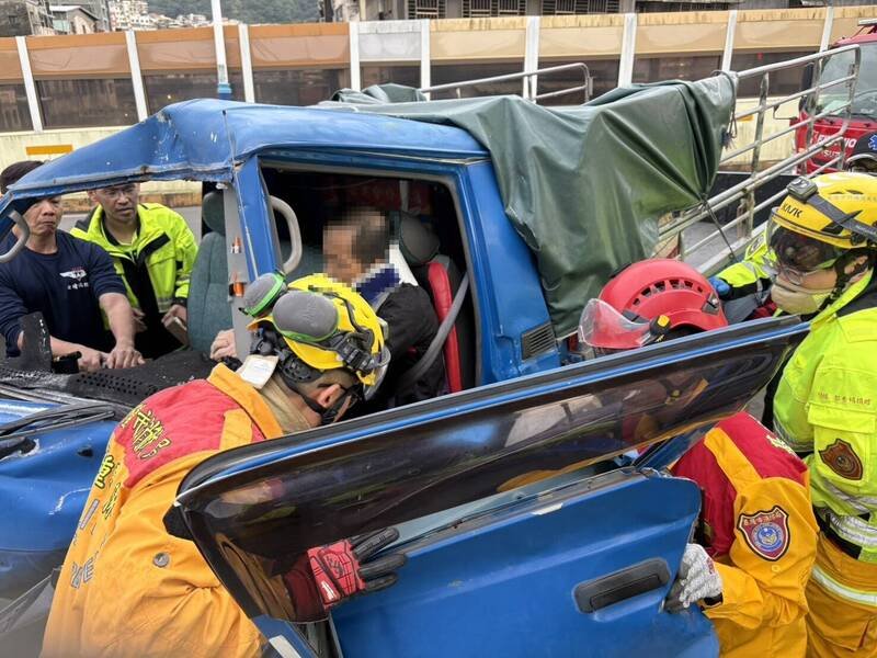 国道1号北上过了东岸高架桥，29号桥上今天下午4时许发生3辆车连环追撞事故，被夹在中间的小发财车，车头严重变形，驾驶一度受困车内，还好意识清楚，送医救治中。（记者林嘉东翻摄）