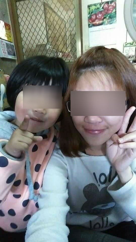 林女与女儿开心合照。（记者黄捷翻摄）