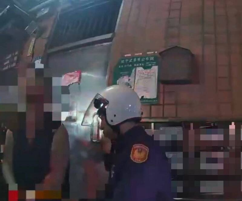 新北市芦洲惊传鲁莽运将林嫌持刀锯子、铁锤砍伤前妻、女儿三人，警方赶抵逮人。（记者吴仁捷翻摄）