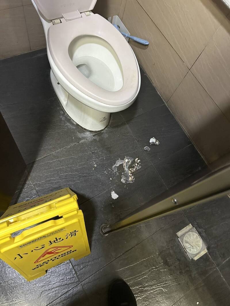 新店慈济男厕地板上则留有部分焚烧后的灰烬。（记者郑景议翻摄）