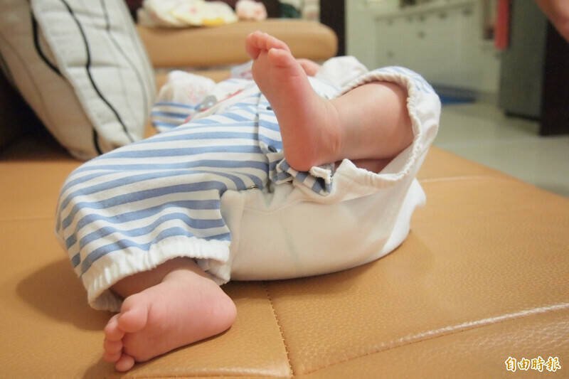 桃园市龙潭区某教养院门口，本月13日发现1名遭到遗弃的男婴，院方人员紧急通报警方并将男婴送医，所幸经医师检查身体并无状况，龙潭警方循线侦办，发现男婴生父涉有重嫌，于昨（16）日除夕申请拘票将他拘提到案。示意图。（资料照）