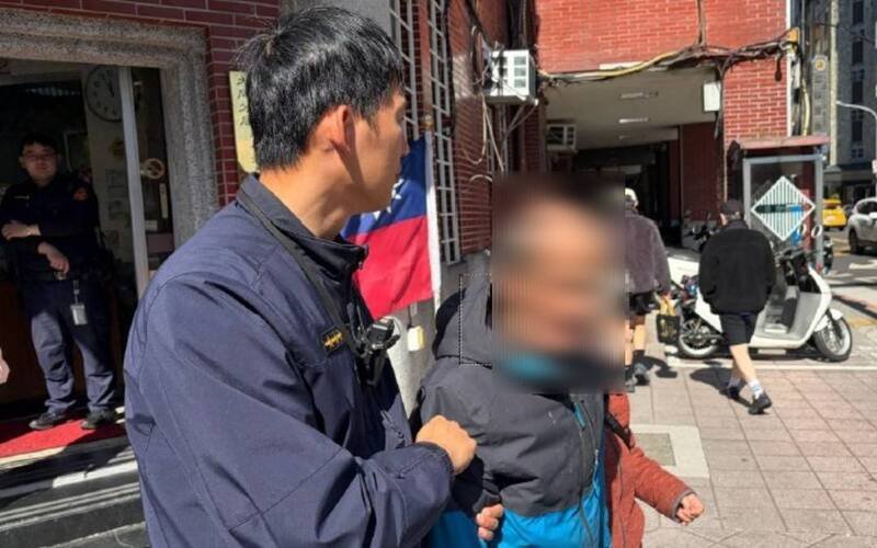 大同分局延平派出所警员简鸿政巡逻时，发现神情茫然的老翁，随即提供热茶保暖，并耐心过滤上百笔警政资料，最终成功联系上早已报案协寻、心急如焚的家属。（记者刘咏韵翻摄）