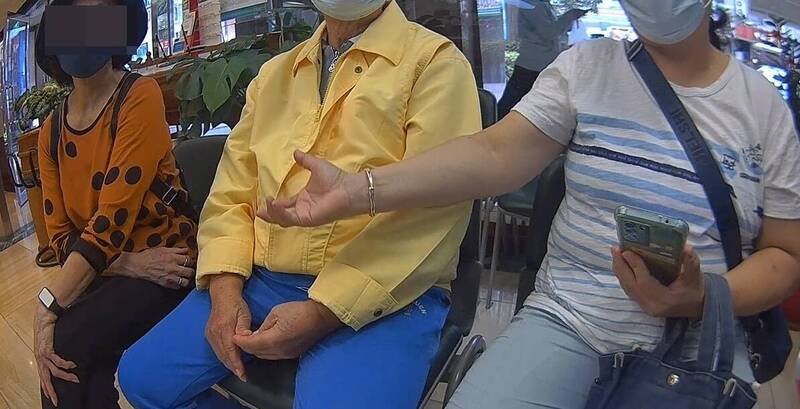 蔡姓妇人（右）与家人过年前赴联邦银行，打算解除一笔170万元定存，行员察觉可疑通报警方到场，但蔡妇说词前后不一，研判是诈骗集团教的话术。（记者陆运锋翻摄）