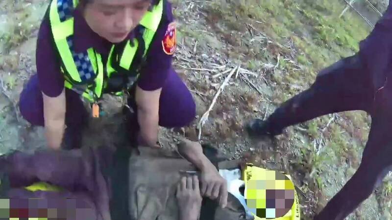 池上乡振兴村一名老翁受困3日，池上分驻所救援。（记者黄明堂翻摄）
