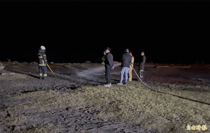 警义消到场时，垃圾也在大火中几乎迅速被烧光，留下浓厚气味和未消散的烟雾。（记者刘人玮摄）