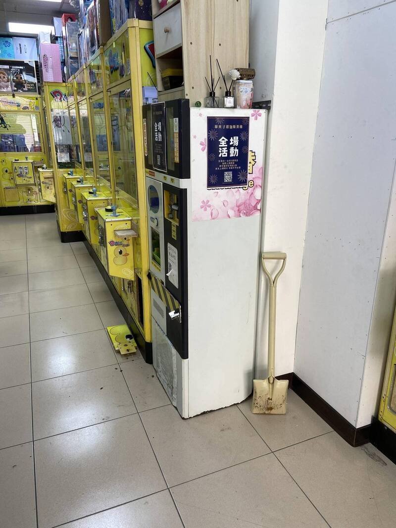 新北市淡水传出窃嫌持铲子连续破坏夹娃娃机，窃嫌得手后故技重施未果，警方一小时内逮人，将通缉犯送办。（记者吴仁捷翻摄）