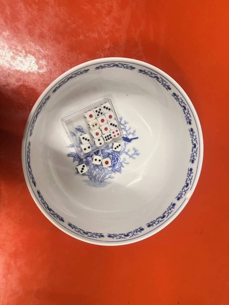 新北市莺歌区中正三路一间民宅，过年公然聚赌，警方上门一举查获。（警方提供，记者吴仁捷翻摄）