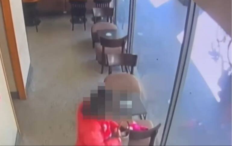 刘姓女子趁四下无人，偷走6万元爱马仕皮夹。（记者陈彩玲翻摄）