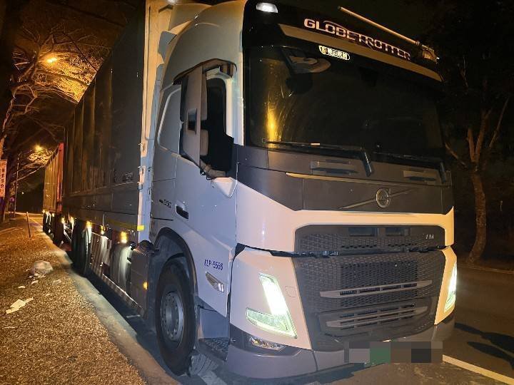 王姓男子驾驶联结车，行经国道时发生爆胎，胎皮喷飞中线车道，恐面临1000到6000元罚锾。（民众提供）