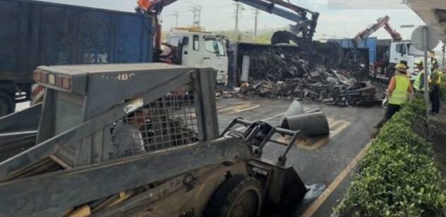 西滨快速道路高架桥下联结车翻车。（民众提供）