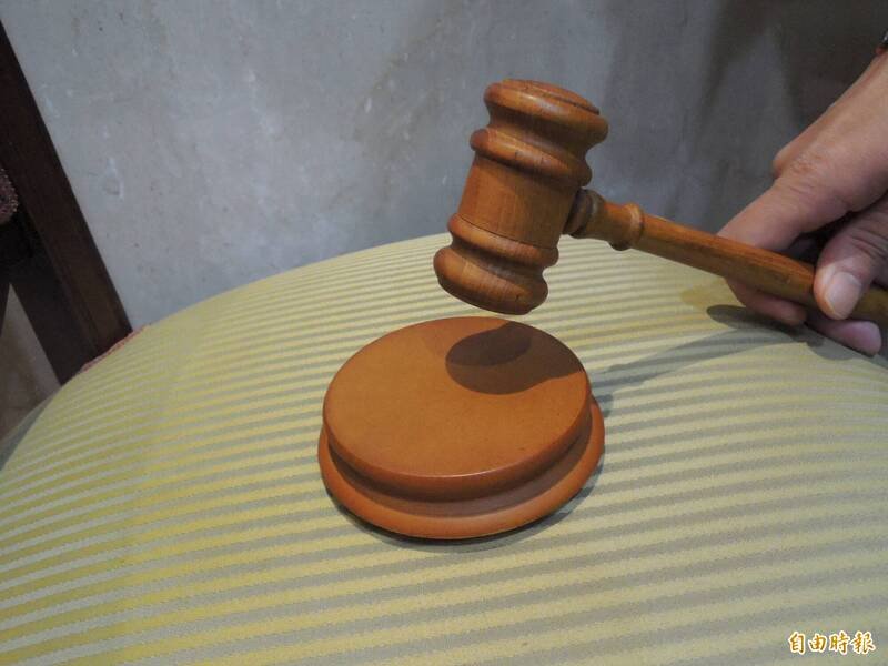 「无良公关」粉专经营者陈冠宇在社群转发一份「网军建置计划企画书」文件，内文显示蓝营要找狗仔跟拍民进党的县市长候选人，文件上还有徐巧芯等签名，国民党及徐巧芯控告陈涉违反选罢法，台北地检署去年9月起诉陈；案经台北地院审理，今依公职人员选举罢免法之「意图使人不当选罪」将陈冠宇判处6月有期徒刑，得易科罚金18万元，褫夺公权2年。（示意图）
