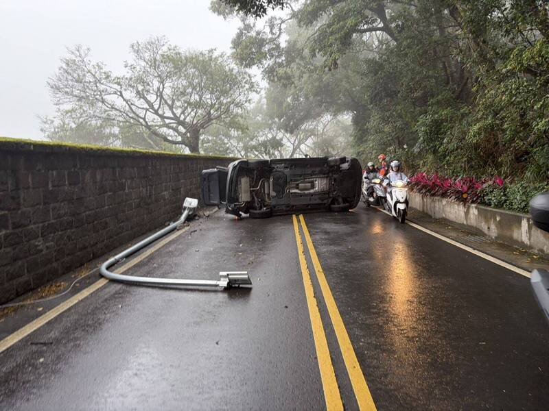 新北市淡水小坪顶联外道路，发生休旅车撞上逆向车辆后翻覆，还撞断路边灯杆。（记者吴仁捷翻摄）