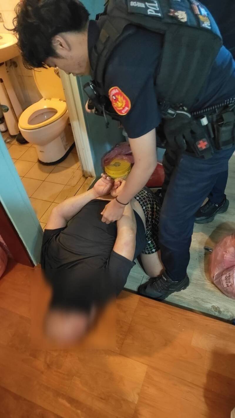 恒警强力肃毒 捣破民宿毒窟逮获2通缉犯。（警方提供）