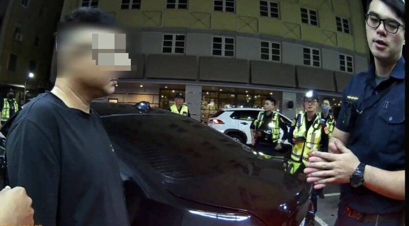 毒驾男精神恍惚自撞24机车，高雄警逮现行犯。（民众提供）