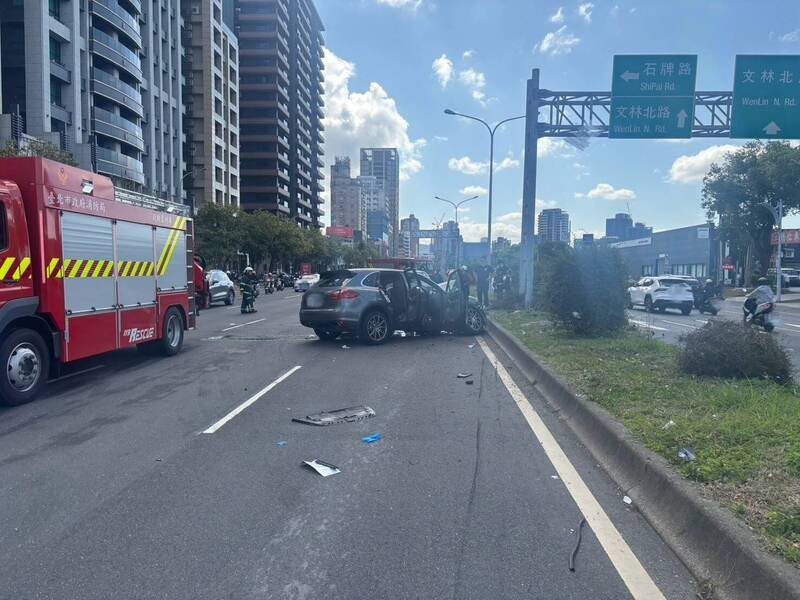 谢男轿车变换车道时，擦撞李男轿车车头发生车祸。（记者王冠仁翻摄）