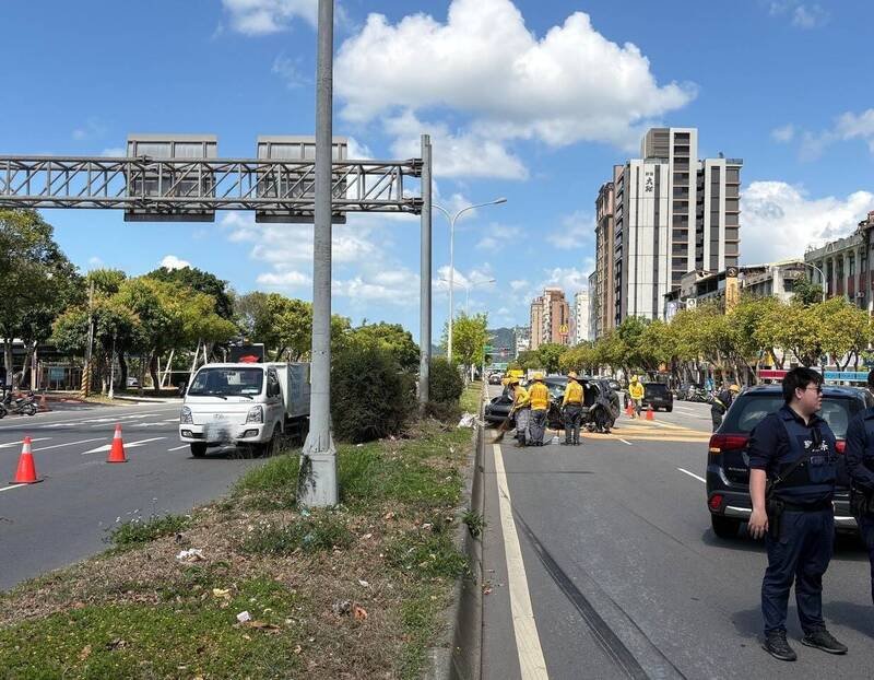 谢男轿车变换车道时，擦撞李男轿车车头发生车祸。（记者王冠仁翻摄）