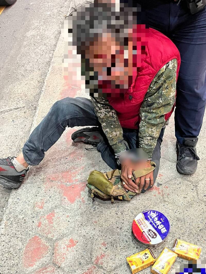 涉偷窃台南安南区海佃路二段娃娃机店内泡面、饮料的五十八岁刘姓男街友，被店家与警方逮获法办。（民众提供）