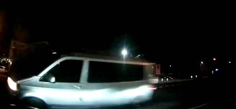 厢型车右侧被小货车擦撞。（草屯警分局提供）