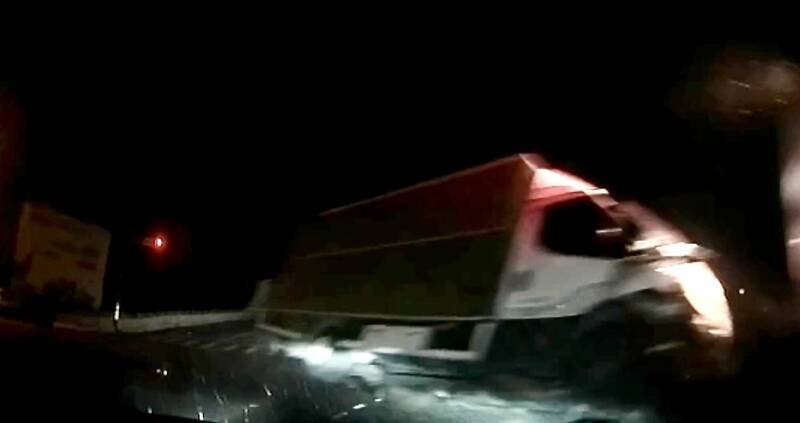 小货车与厢型车对撞前穿越马路。（草屯警分局提供）