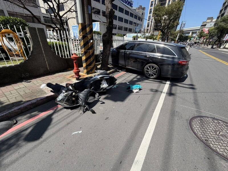 李嫌驾驶宾士车酒驾又涉毒驾，撞飞前往通讯行上班途中的张姓骑士。（记者陆运锋翻摄）