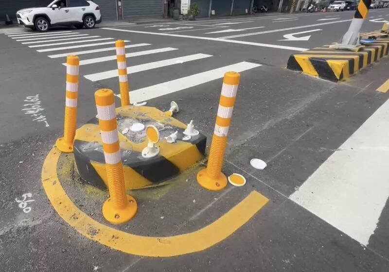 彰南路庇护岛4支交通杆已移往路面，却仍遭车辆撞击。（民众提供）