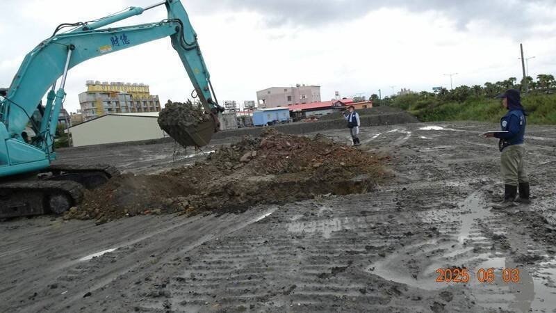 检警开挖回填物质送验。（资料照，屏东地检署提供）