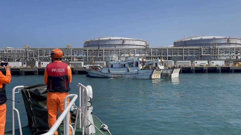 海巡队的护航下，让台南将军籍渔船平安驶抵麦寮港抢修。（图由海巡队提供）