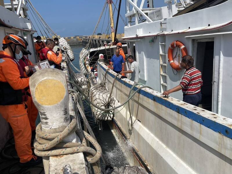 海巡人员赶紧布起多条水管利用抽水机赶紧抽干海水。（图由海巡队提供）