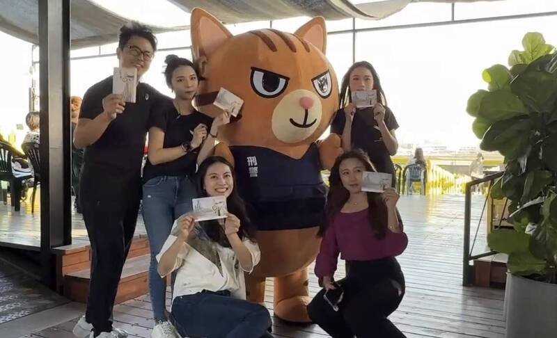 咖啡店化身反诈宣导据点趣味任务提升识诈意识。（高市刑大提供）