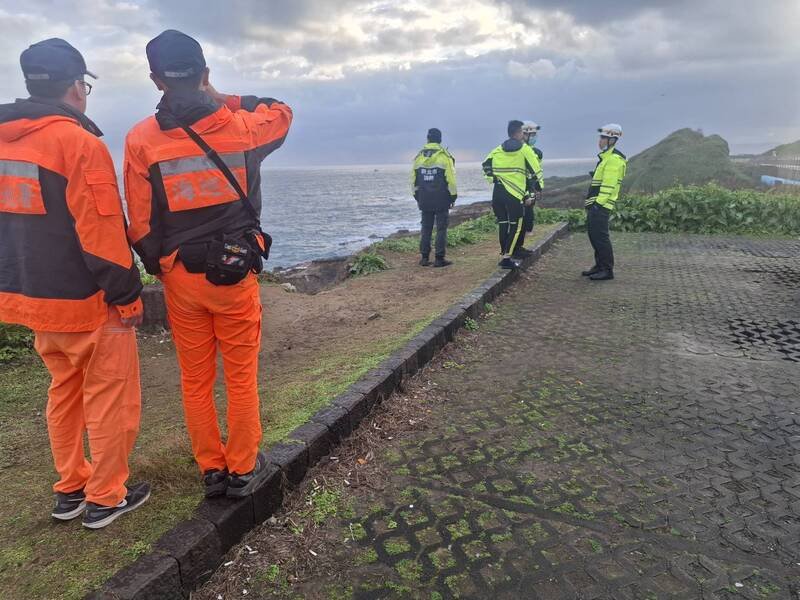警、消及海巡人员集结后，扩大搜救范围。（记者吴升儒翻摄）
