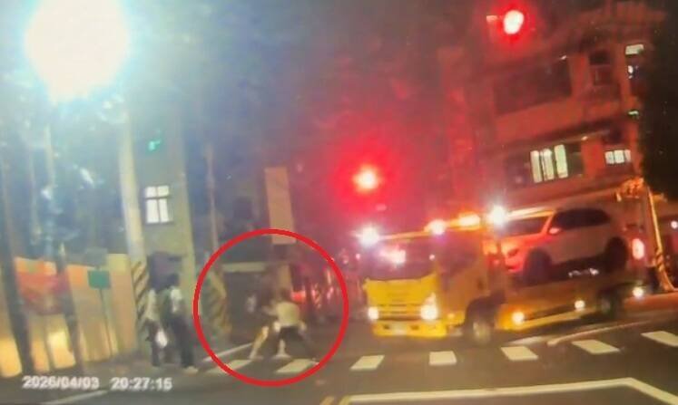 父亲带著女儿要穿越斑马线，拖吊车未减速礼让行人。（民众题供）