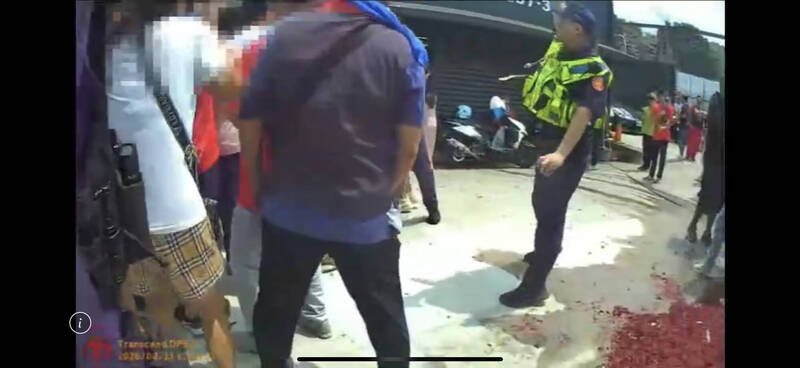 新北市土城顶埔发生遶境阵头冲突，顶埔所长（右一）对空鸣两枪，支援警力随后到场，将三人带回法办。（记者吴仁捷翻摄）