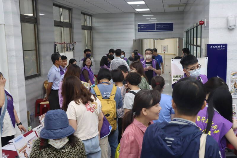 法务部行政执行署彰化分署举办「卦山法拍市集」，吸引不少民众竞标，单日变卖总金额达1344万余元。（行政执行署彰化分署提供）