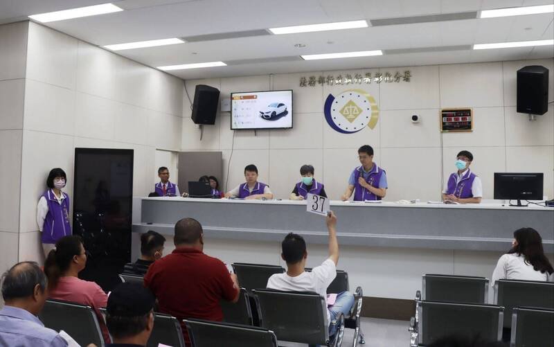 法务部行政执行署彰化分署举办「卦山法拍市集」，吸引不少民众竞标。（行政执行署彰化分署提供）