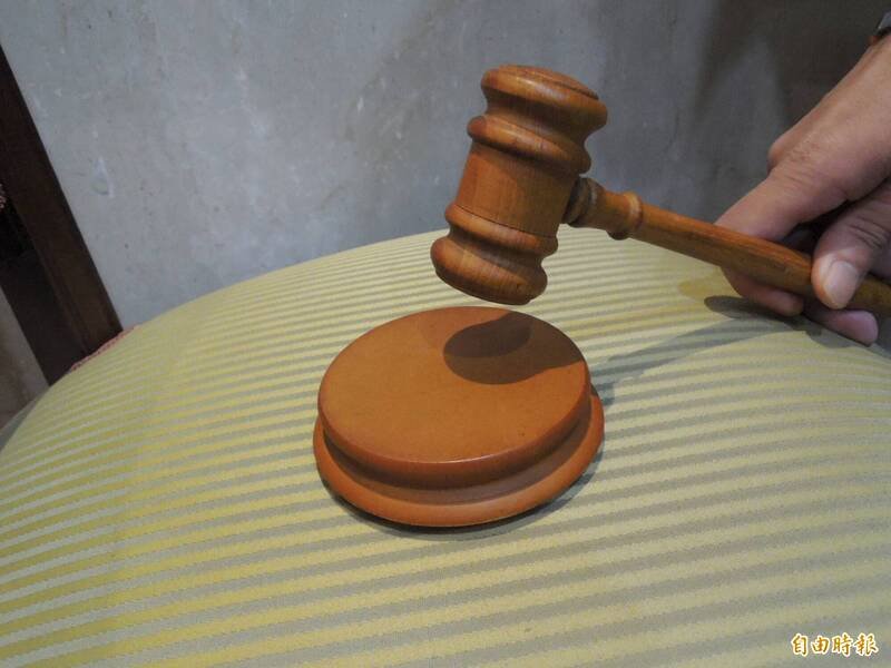 43岁的那姓男子去年6月间喝完酒后，竟驾驶黑色自小客车上路，行经新北市板桥区华江三路时，追撞54岁机车骑士林姓男子，林男当场连人带车倒地，那男随即逃逸，新北地院国民法庭审理后，判刑4年6月。（资料照）